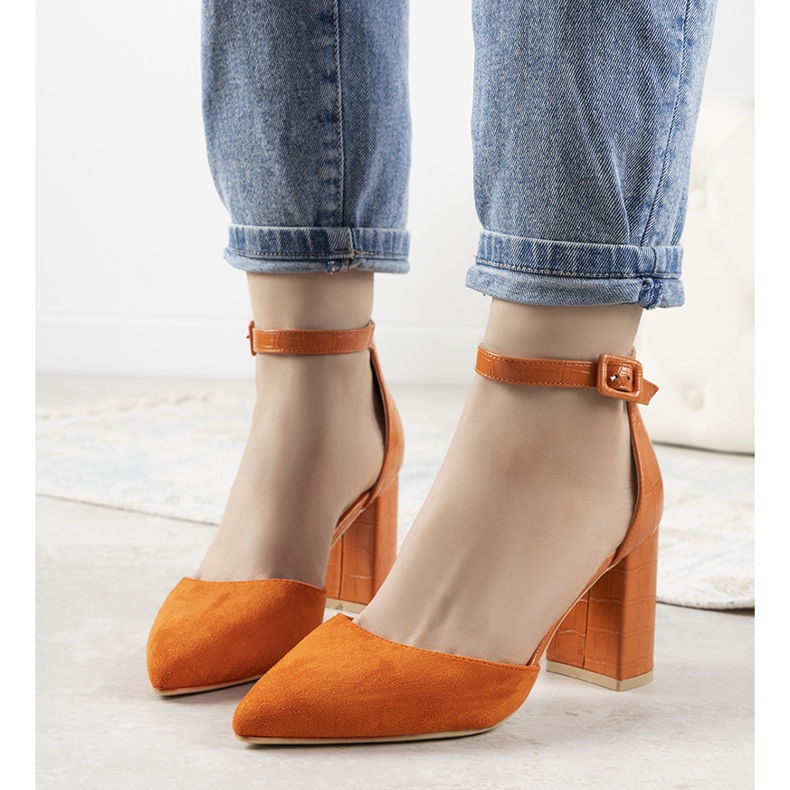 Orange pumpar på posten som Natalie 1