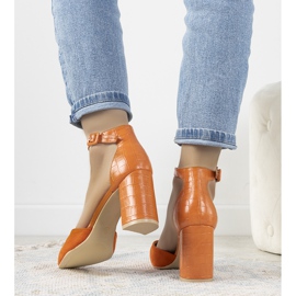 Orange pumpar på posten som Natalie 2