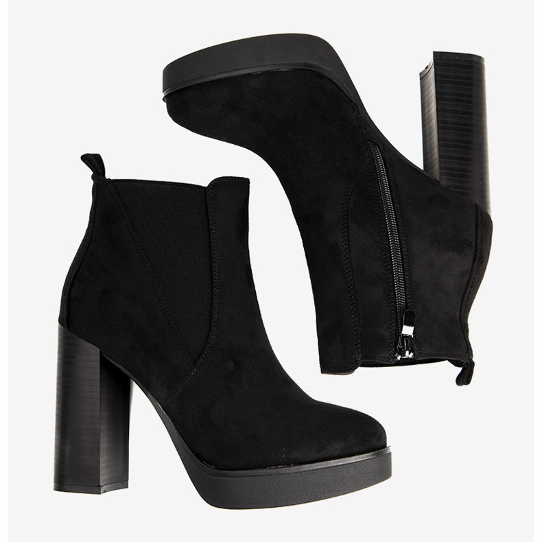 Svarta damstövlar på en hög Lacasse -stolpe 1