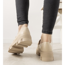 Beige mockasiner på en hög Reyna -sula 1