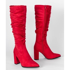 Röda stövlar på en hög gungstolpe 1