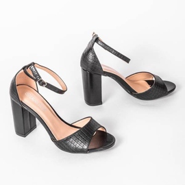 Svarta sandaler på ett Milano -inlägg 1