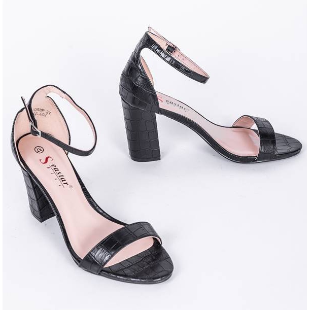 Svarta sandaler på Millo -stolpen 1