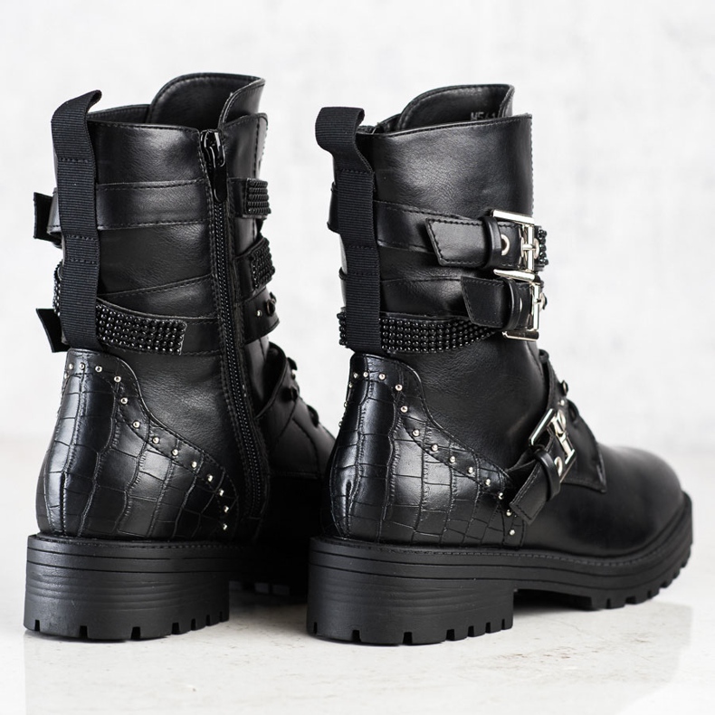 Erynn Svarta arbetare med dekorativa spännen 1