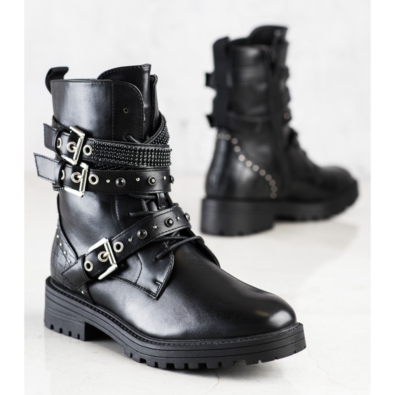 Erynn Svarta arbetare med dekorativa spännen 2