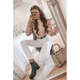 Grå stövlar på Tina Grey -stolpen 1