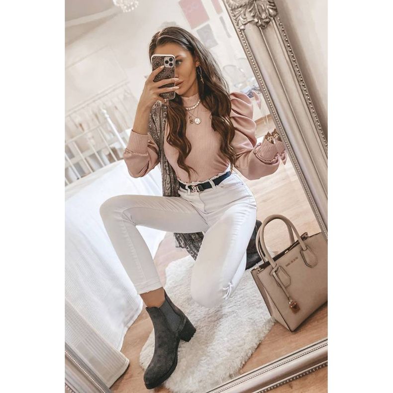 Grå stövlar på Tina Grey -stolpen 1