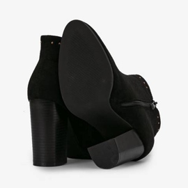 Svarta fotkängor på Cosette -stolpen 2