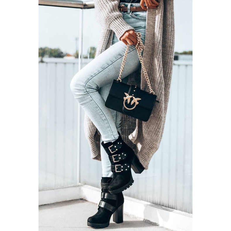 Svarta stövlar på Corgi -stolpen 1