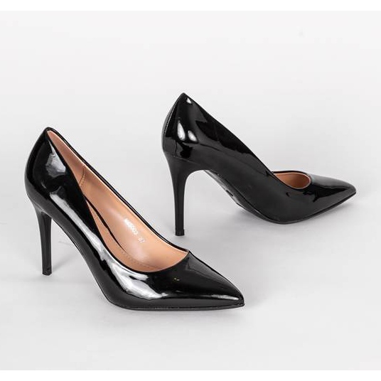 Svarta höga klackar med en lackerad aprilöverdel 1