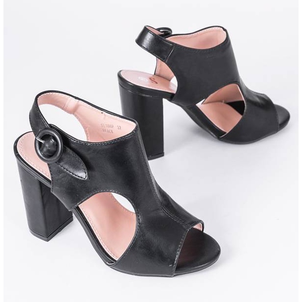 Svarta sandaler på Caitlin -stolpen 1