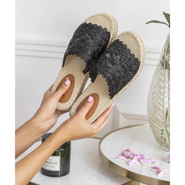 Svarta tofflor på plattformen Sudden Draft 1