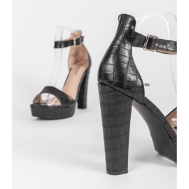 Svarta sandaler på Dolores -stolpen 2