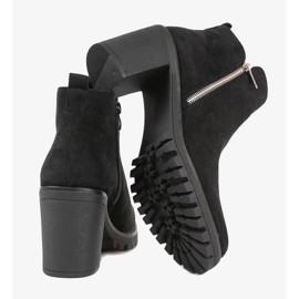 Svarta fotkängor på Tiny -stolpen 1