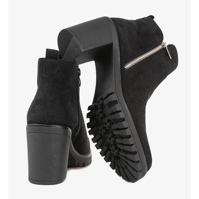 Svarta fotkängor på Tiny -stolpen 1