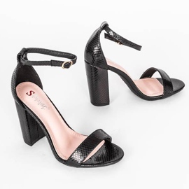 Svarta sandaler på Penelope -stolpen 1