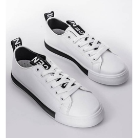 Alisons vita sneakers på en platt sula svart 1