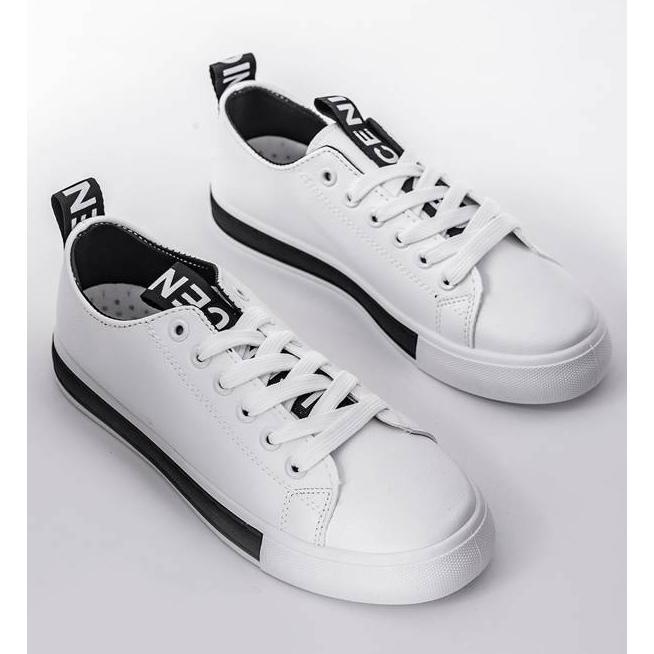 Alisons vita sneakers på en platt sula svart 1