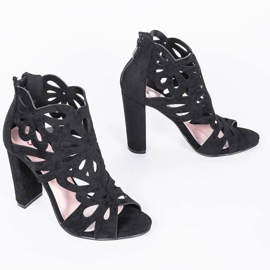 Svarta stövlar med utskärningar från Leah 1