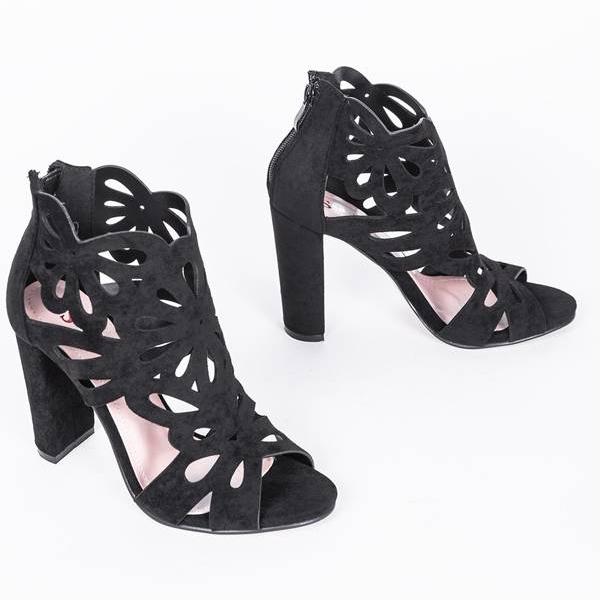 Svarta stövlar med utskärningar från Leah 1