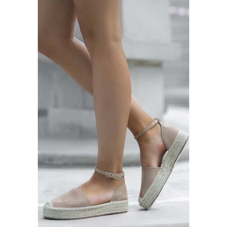 Beige espadriller på sommarplattformen 1