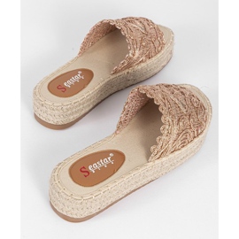 Rosa tofflor på plattformen Sudden Draft 1