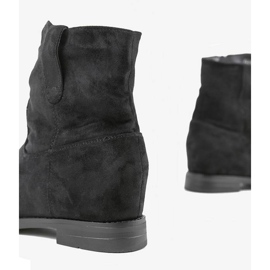 Svarta stövlar på en täckt Buenna kilklack 2