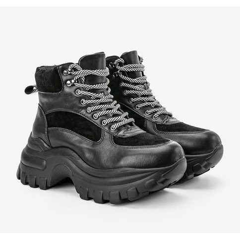 Svarta sneakers på Big City Girl -plattformen 1