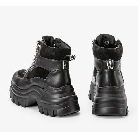 Svarta sneakers på Big City Girl -plattformen 2