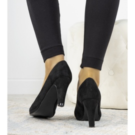 Svarta pumpar på ett Sara ekoläderspel 1