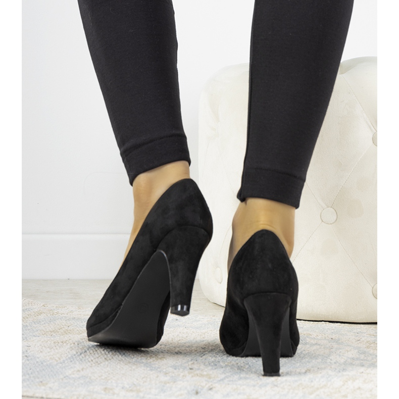 Svarta pumpar på ett Sara ekoläderspel 1