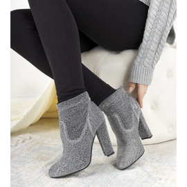 Silverfärgade fotkängor på Birgit -stolpen 1