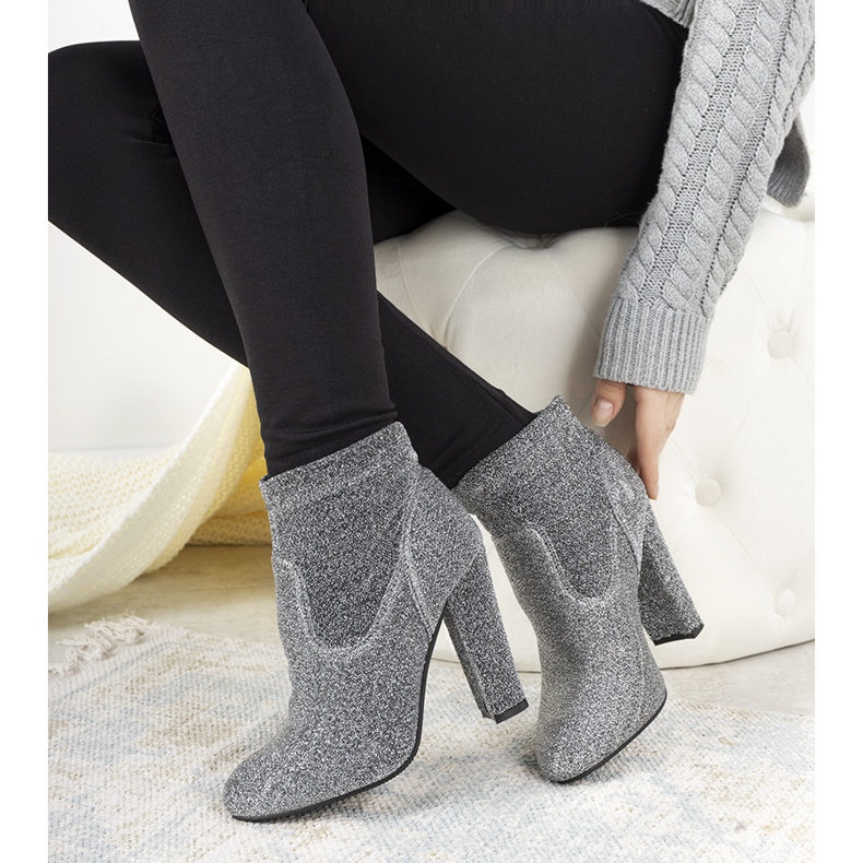 Silverfärgade fotkängor på Birgit -stolpen 1