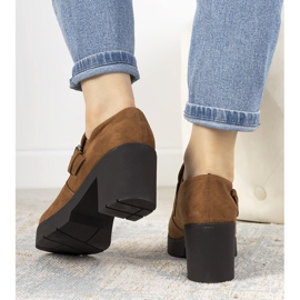 Beige skor på stolpen Leonie kaki 1