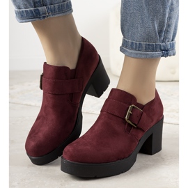 Maroon brogues på posten som Leonie röd 1