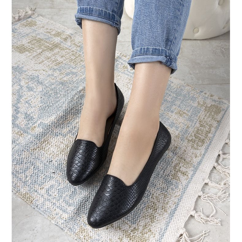 Svarta ballerinor i Aupras krokodilhudsmönster 1