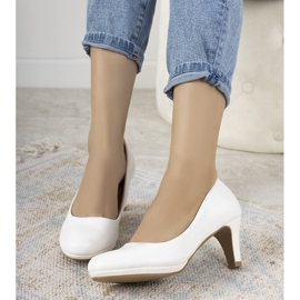 Vita pumps på en stilettklack tillverkad av ekoläder Fink 1