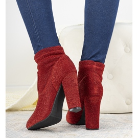 BM Röda blanka fotkängor på Birgit -stolpen 1