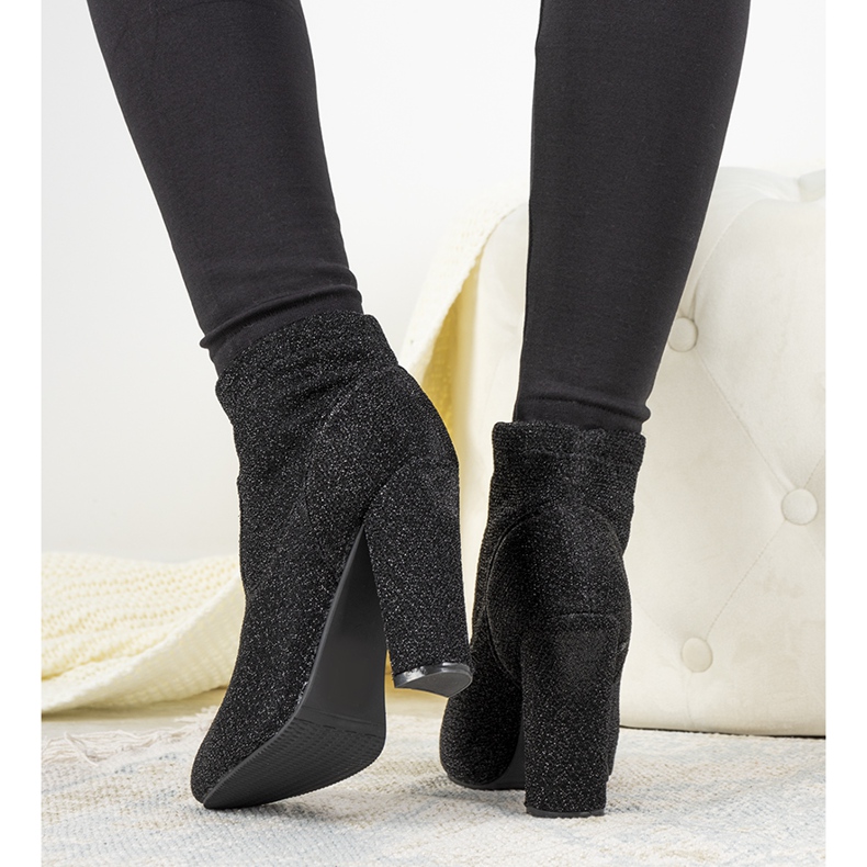 Svarta blanka fotkängor på Birgit -stolpen 1