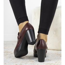 Maroon brogues på Hersilia -posten röd 1