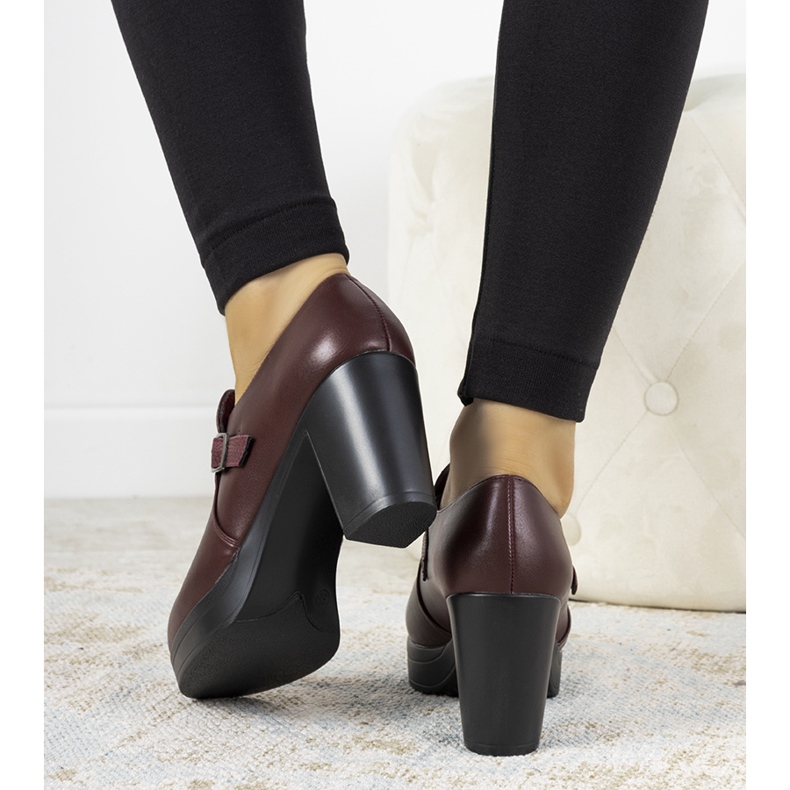 Maroon brogues på Hersilia -posten röd 1