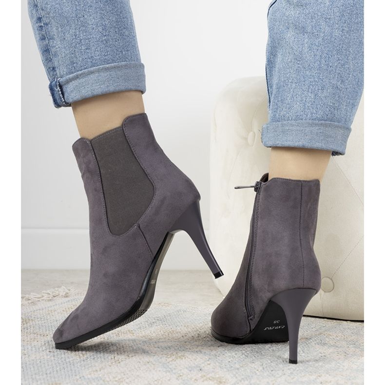 Grå stövlar på en Varela -häl 1