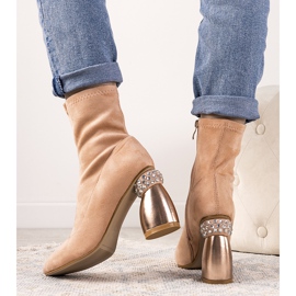 Rosa stövlar på ett dekorativt Bazin -inlägg 1