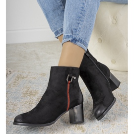 Svarta stövlar med nötning från Montano 1