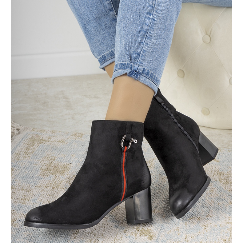 Svarta stövlar med nötning från Montano 1