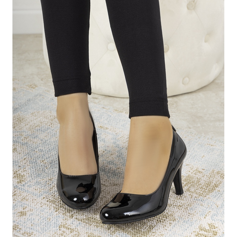 Svarta lackpumpar på Zamora -pelaren 1