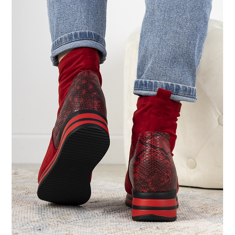 Röda sneakers med en Garibay ormskinnsinlägg 1