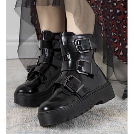 Svarta fotkängor på Austin -plattformen 2