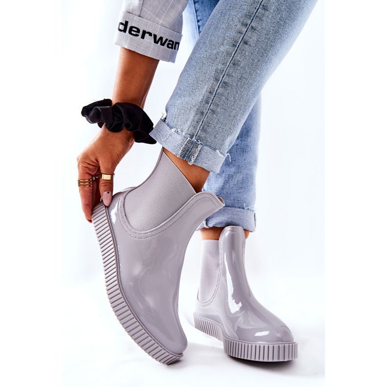 PS1 Glänsande regnstövlar på den grå vattenfallsplattformen 2