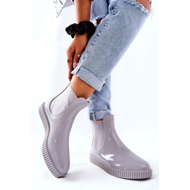 PS1 Glänsande regnstövlar på den grå vattenfallsplattformen 1